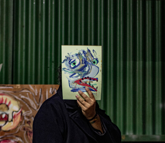 Artista tico lanza su primera colección con más de 2 mil obras pintadas a mano